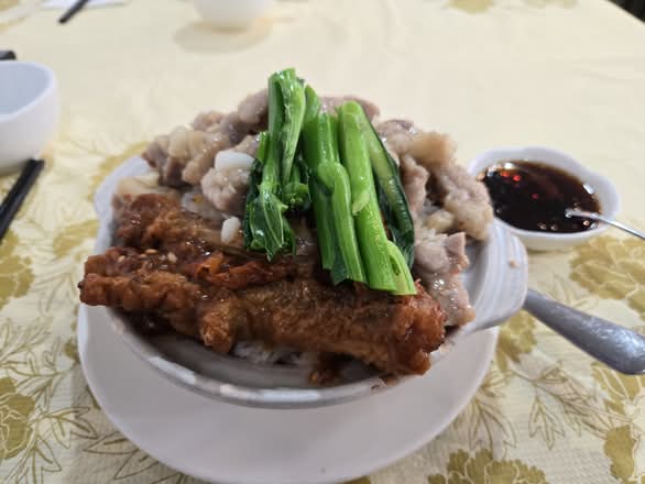 36. Clay Pot Rice with Spare Ribs and Chicken Feet 鳳爪排骨煲仔飯